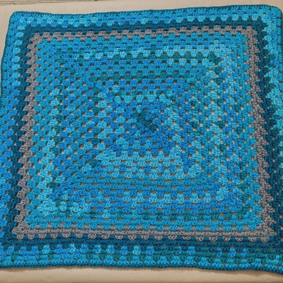 Handmade baby blanket - Picture 1 of 4